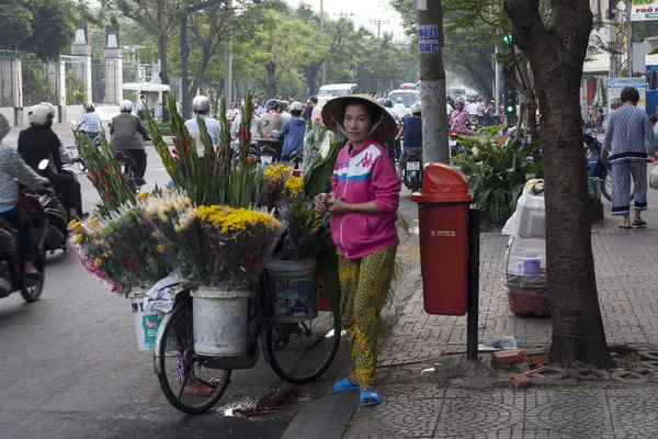 HO CHI MINH CITY, VIETNAM-NOV 5: Um vendedor de flores em 5 de novembro — Fotografia de Stock