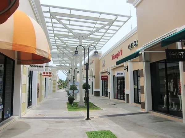 Phuket, Tayland-Eylül 9: premium outlet alışveriş merkezi om, sokak