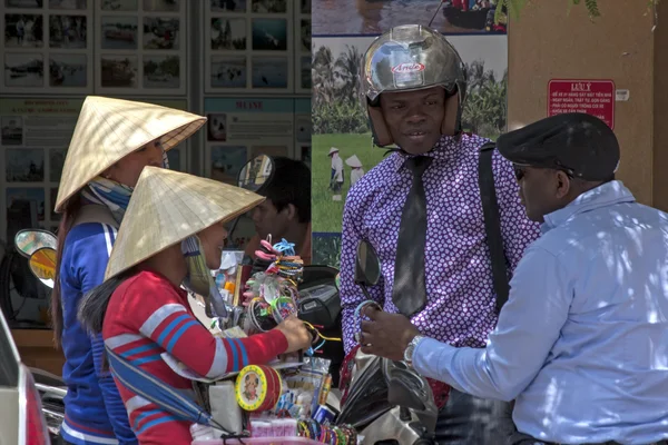 HO CHI MINH CITY, VIETNAM-NOV 3RD: Los turistas negocian con la calle —  Fotos de Stock