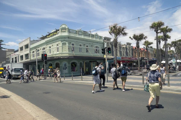 MANLY, AUSTRALIA-DICEMBRE 16: Pedoni che attraversano ad un dal b — Foto Stock