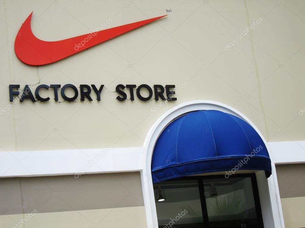 Amigo por correspondencia fórmula usted está Tienda nike fotos de stock, imágenes de Tienda nike sin royalties |  Depositphotos