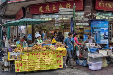 Bangkok, Tayland-Ekim 26 2013: satıcı kalabalık kaldırım