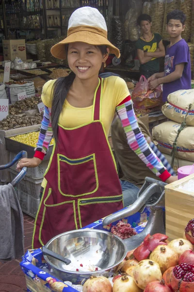 Bangkok, Thajsko oct 26: dodavatele šťáva granátové jablko usměje fo — Stock fotografie