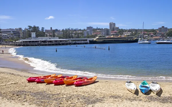 MANLY, AUSTALIA-DECEMBER 08 2013: Kayaks on Manly cove beach wit — Stock Photo, Image