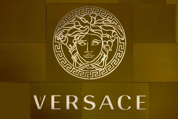 HO CHI MINH CITY, VIETNAM-OCTOBER 31ST 2013: Versace logo on sto — Stock Photo, Image