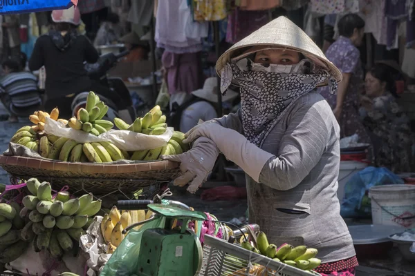 Kvinna som säljer bananer — Stockfoto