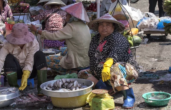 Mulheres que vendem peixe — Fotografia de Stock