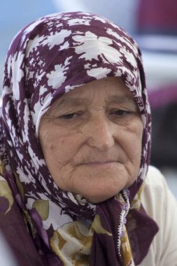 3 başörtüsü giyen kadın
