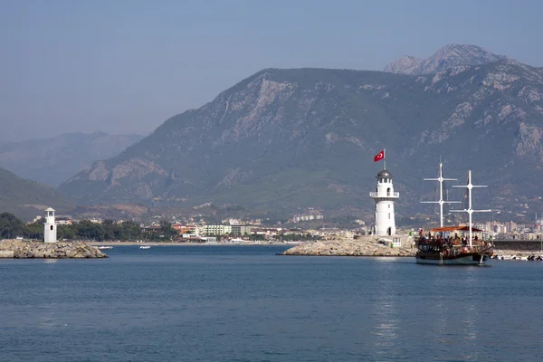 Tourist boat arriving in port — Stock Photo, Image