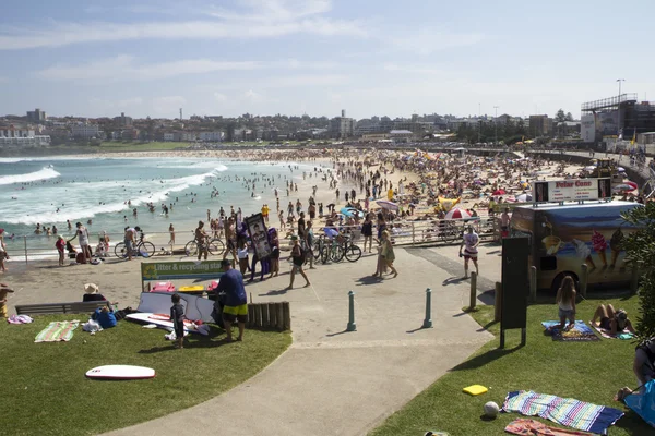 Sydney, Austrálie březen 16 2013: bondi beach při pohledu z n — Stock fotografie