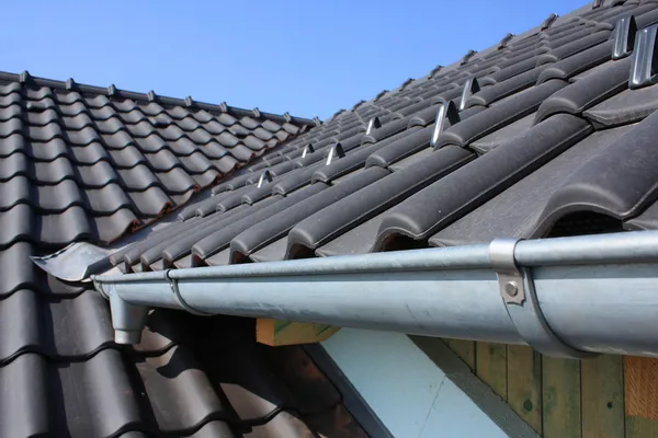A cobertura de telhado com preto — Fotografia de Stock