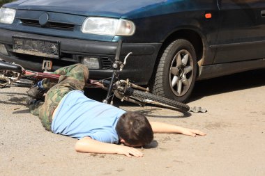 kaza bisiklet bir binek otomobil ile küçük çocuk. 