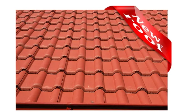 Новая крыша покрыта красной бетонной кровлей — стоковое фото