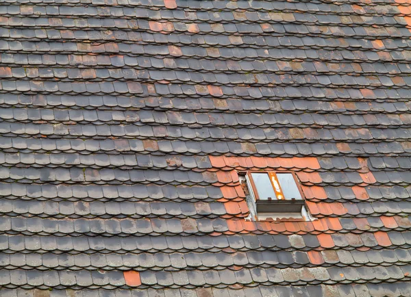 Finestra sul vecchio tetto — Foto Stock