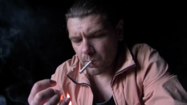 Курение — стоковое видео
