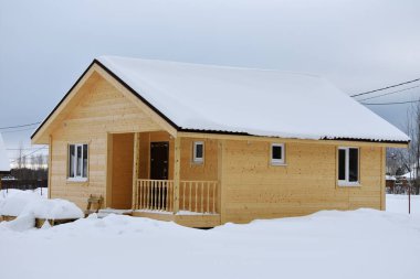 Köyde kışın yeni ahşap bir ev