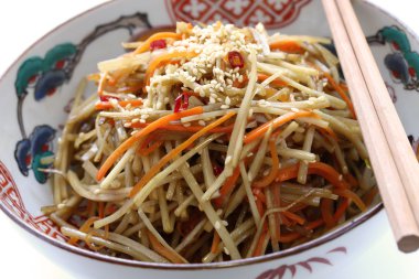 kinpira gobo, sote büyük dulavratotu kökü ve havuç, Japon mutfağı