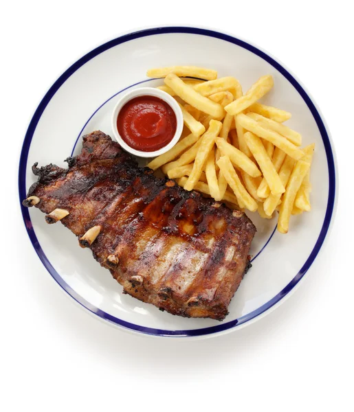 Costillas de repuesto de cerdo asadas y papas fritas — Foto de Stock