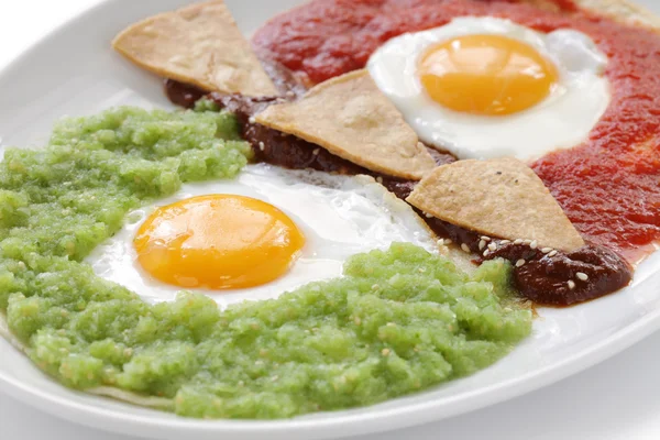 Huevos divorciados, mexikansk frukost — Stockfoto