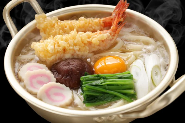 Dumanı tüten nabeyaki udon, Japon sıcak pot erişte — Stok fotoğraf