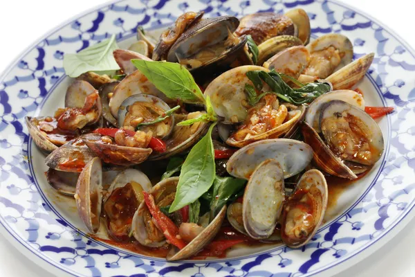 Перемешать жареные моллюски с жареным чили и тайским сладким базиликом — стоковое фото