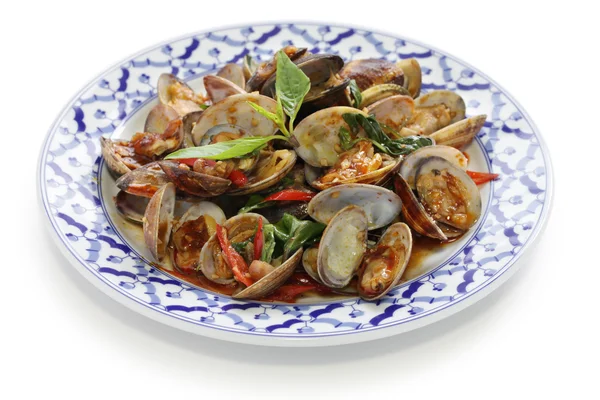 Перемешать жареные моллюски с жареным чили и тайским сладким базиликом — стоковое фото