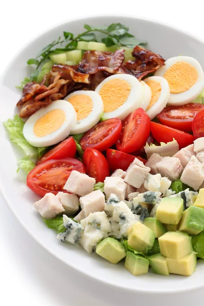 Geschichteter Cobb-Salat in einer Glasschale — Stockfoto