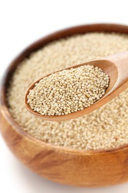 ahşap kase ve kaşık çiğ quinoa