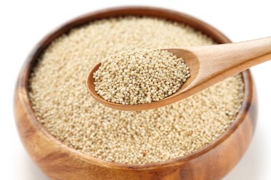 ahşap kase ve kaşık çiğ quinoa