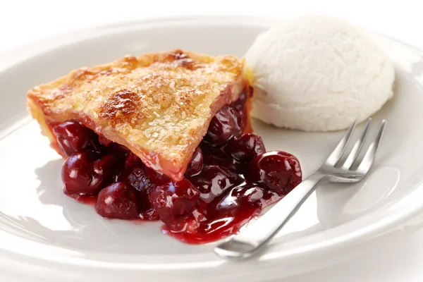 Torta de cereja com sorvete — Fotografia de Stock