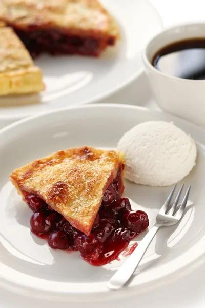 Tarte aux cerises avec crème glacée — Photo