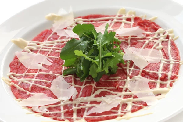 Beef carpaccio with parmesan cheese and rucola — Stock Photo, Image