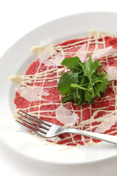 Beef carpaccio with parmesan cheese and rucola — Stock Photo, Image