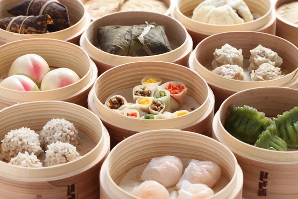 Yumcha, dim sum in bamboo steamer — Stock Photo, Image