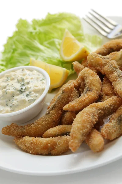 Dedos de peixe frito caseiro com molho tártaro — Fotografia de Stock