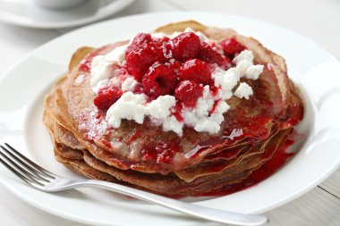 Krep ricotta ve frambuaz sos ile