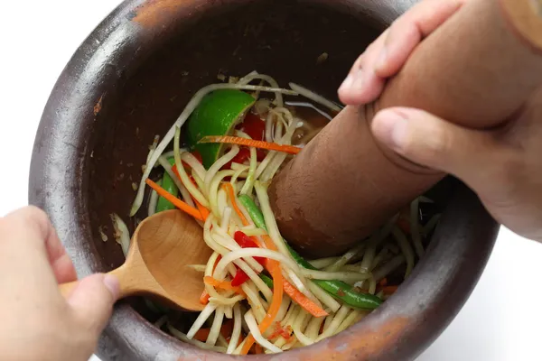 Изготовление салата из зеленой папайи, сома там, тайской еды — стоковое фото
