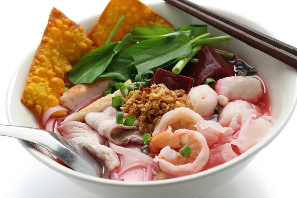 Yen ta fo, rice noodles in pink soup — Stock Photo, Image