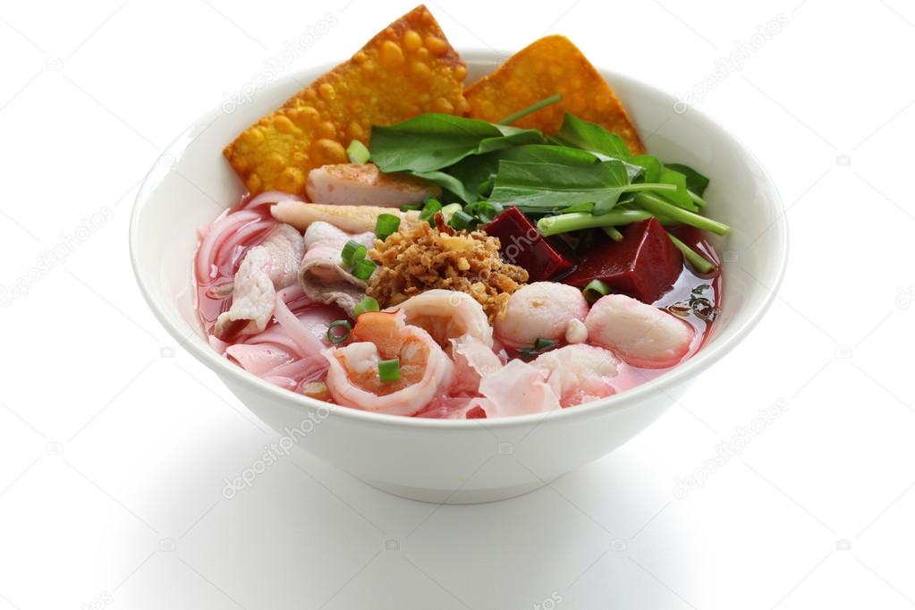 Yen ta fo, rice noodles in pink soup