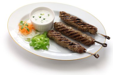 beyaz zemin üzerine yere kuzu kebabı