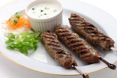 beyaz zemin üzerine yere kuzu kebabı