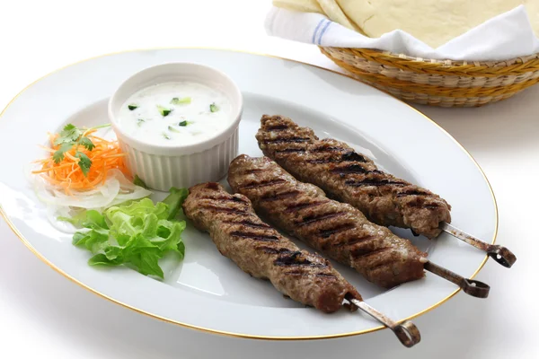 Kebab de cordeiro moído com pão liso — Fotografia de Stock
