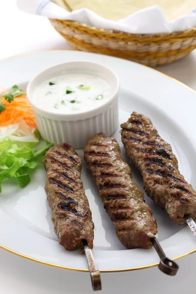 Kebab de cordero molido con pan plano —  Fotos de Stock