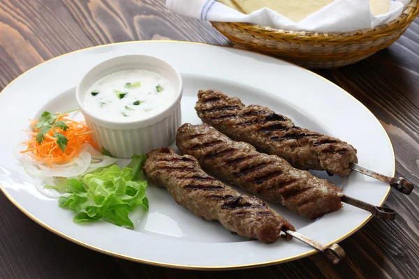 Földi Bárány kebab lapos kenyérrel — Stock Fotó