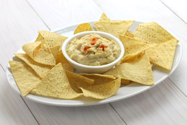 tortilla cips humus dip ile