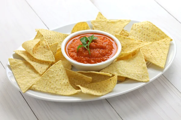 Tortilla chips, salsa roja dip — Stock Fotó