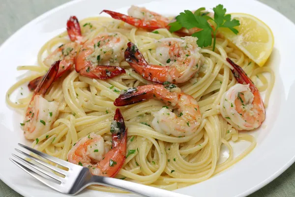 Pasta met garnalen scampi 's — Stockfoto