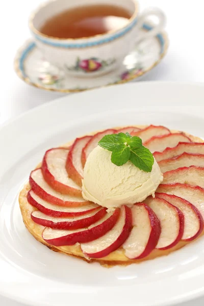Französische Apfeltorte, flacher Apfelkuchen mit Eis und einer Tasse Tee — Stockfoto