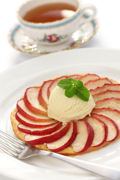 Apfelkuchen, flacher Apfelkuchen mit Eis — Stockfoto