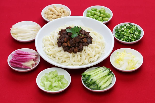 Zha jiang mian (estilo Pequim), cozinha macarrão chinês — Fotografia de Stock